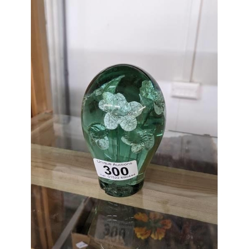 300 - A Victorian green glass dump/paperweight.