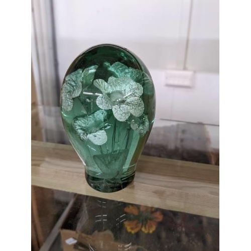 300 - A Victorian green glass dump/paperweight.