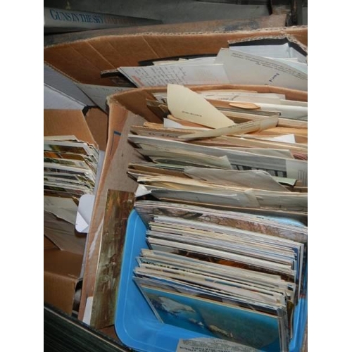 399 - A large collection of vintage postcards in albums and loose including early to mid 20th century ephe... 