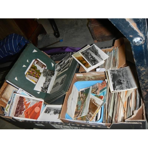 399 - A large collection of vintage postcards in albums and loose including early to mid 20th century ephe... 