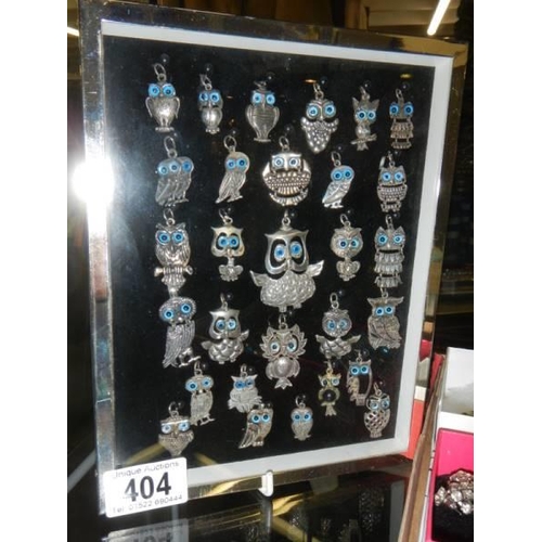 404 - 29 novelty silver/925 owl pendants with glass eyes. Various sizes 15 - 45 mm, some not clearly marke... 