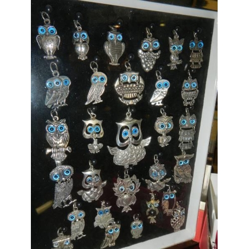 404 - 29 novelty silver/925 owl pendants with glass eyes. Various sizes 15 - 45 mm, some not clearly marke... 