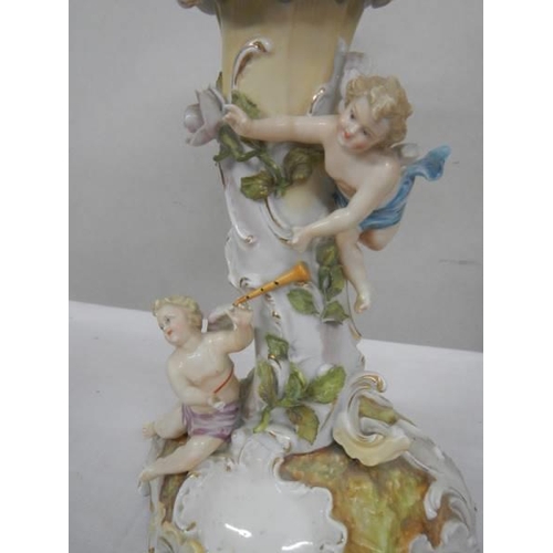 440 - A porcelain table centrepiece featuring cherubs.