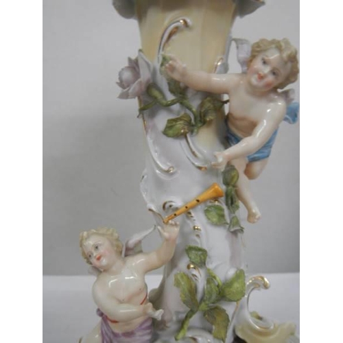 440 - A porcelain table centrepiece featuring cherubs.