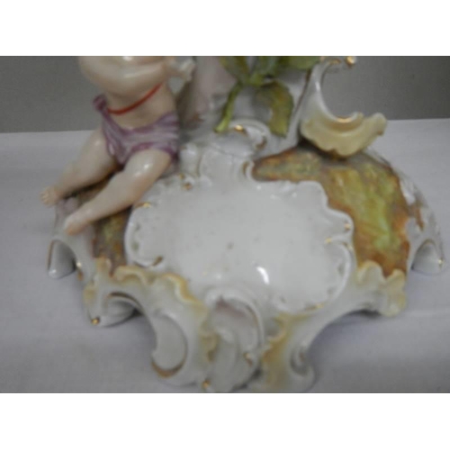 440 - A porcelain table centrepiece featuring cherubs.