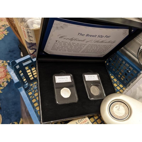 200Q - A collection of coin sets including 2000 time capsule, Brexit 50p pair, Navy 100 years £2, Da Vinci ... 