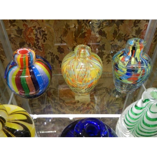 529 - Six good glass bud vases.