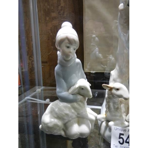 546 - Two Lladro figures in good condition.