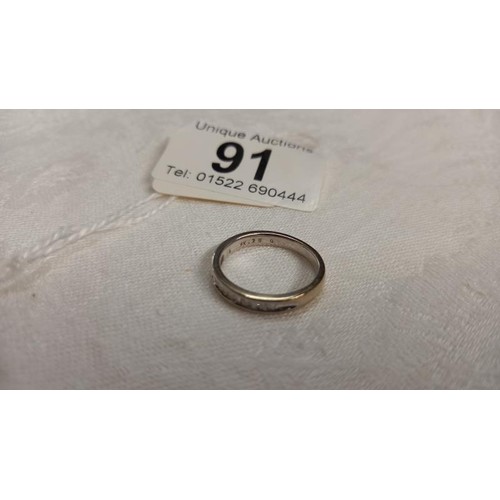 91 - A baguette and round cut diamond band ring in white gold, hall marked for 9ct, 1/4 carat weight, siz... 