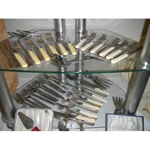 5 - A mixed lot of cutlery,.