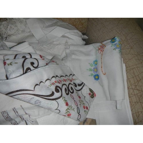 164 - A mixed lot of white and embroidered linen.