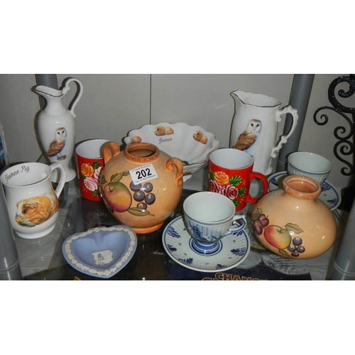 202 - A mixed lot of ceramics.