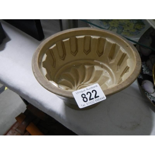 822 - A vintage jelly mould.