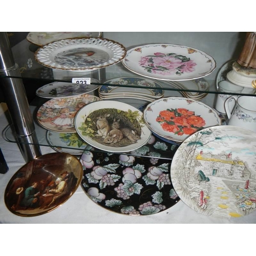 823 - A quantity of collector's plates.