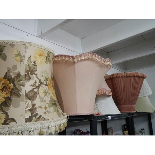 711 - A good lot of vintage fabric lampshades for table or standard lamps.