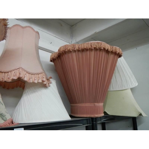 711 - A good lot of vintage fabric lampshades for table or standard lamps.