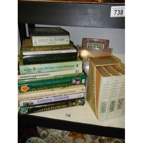 739 - A mixed lot of gardening reference books.