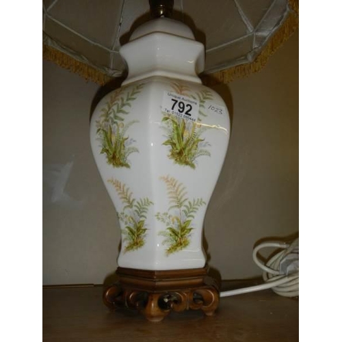 792 - An oriental style ginger jar table lamp.