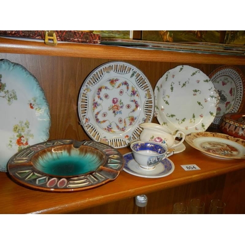 804 - A 19th century ribbon plate and other collector's plates.