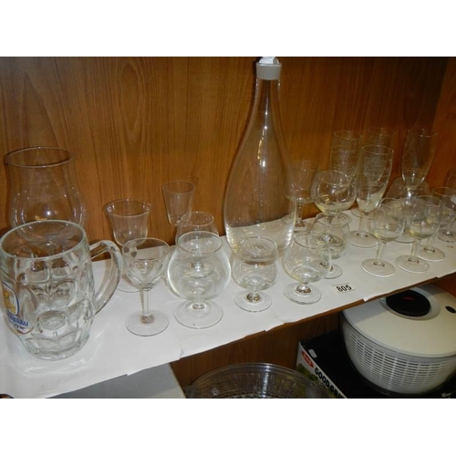 805 - A decanter and a quantity of glasses.