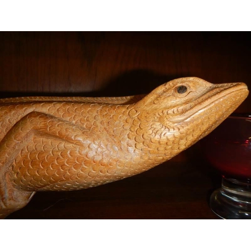 816 - A carved wood lizard and mouse.