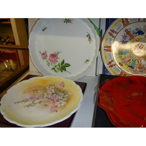 864 - A mixed lot of plates including Royal Albert Shakespear flowers, Ruby anniversary cake stand, flan d... 