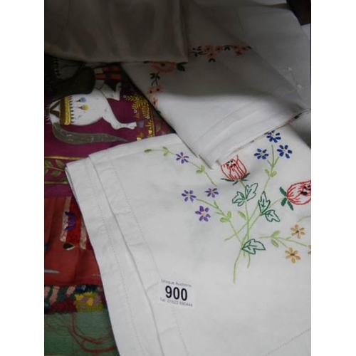 900 - A good lot of linen including tablecloths, doilies etc.,