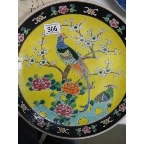 906 - A Japanese bird decorated plate.