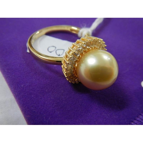 928 - A 20th century pearl ring.