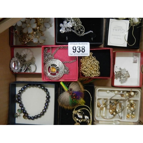 938 - A mixed lot of costume jewellery.