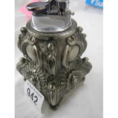 942 - A vintage musical spelter table lighter.