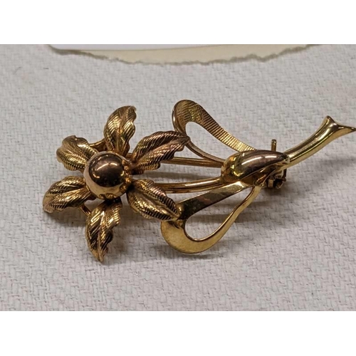 1006 - A 9ct gold flower brooch, 2.6 grams.