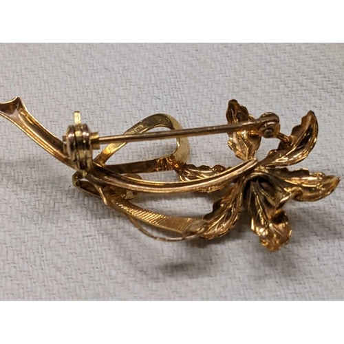 1006 - A 9ct gold flower brooch, 2.6 grams.