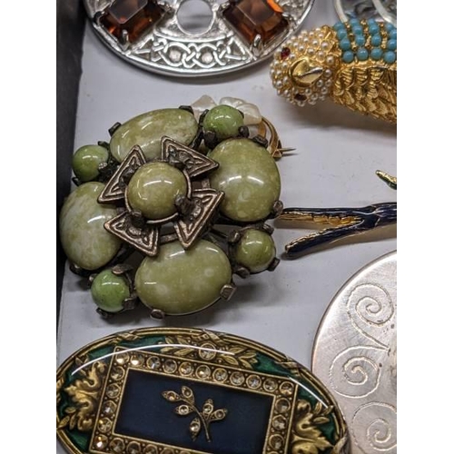 1020 - Eighteen good quality brooches including Scottish agate, birds, mourning brooch etc.,