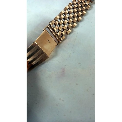 1014 - A 9ct gold Omega wrist watch on a 9ct gold bracelet, in working order, total weight 49.4 grams.