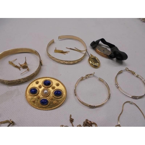 1025 - A mixed lot of yellow metal jewellery including bangles, earrings, chains etc.,