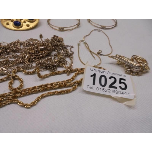 1025 - A mixed lot of yellow metal jewellery including bangles, earrings, chains etc.,