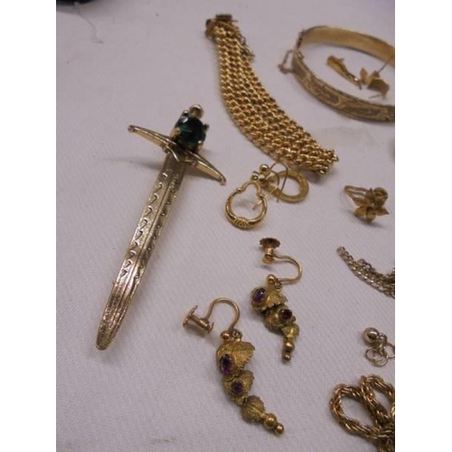 1025 - A mixed lot of yellow metal jewellery including bangles, earrings, chains etc.,