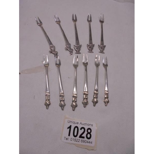 1028 - A set of six silver cocktail forks and five other silver cocktail forks, 52 grams.