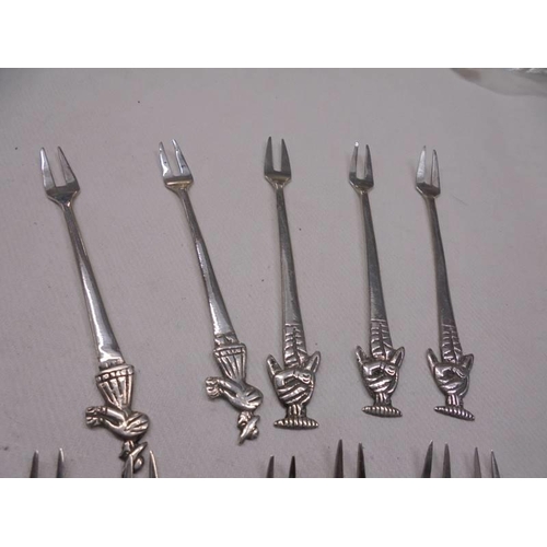 1028 - A set of six silver cocktail forks and five other silver cocktail forks, 52 grams.