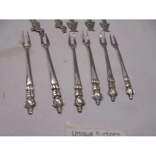 1028 - A set of six silver cocktail forks and five other silver cocktail forks, 52 grams.