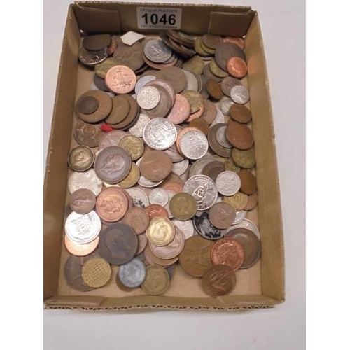 1046 - A mixed lot of UK and foreign coins.