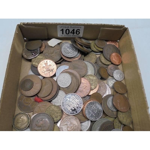 1046 - A mixed lot of UK and foreign coins.