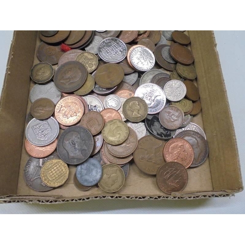 1046 - A mixed lot of UK and foreign coins.