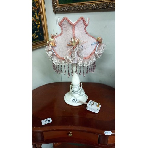 774 - A classical style table lamp.