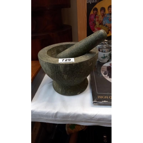 729 - A pestle and mortar