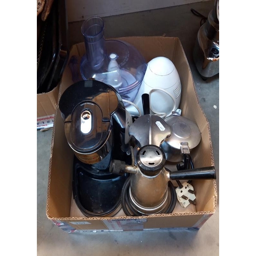 757 - A quantity of kitchenalia including coffee machine, Morphy Richards mixer/blender etc COLLECT ONLY