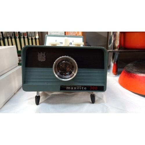 808 - A boxed vintage Lumaplak 35mm slide projector