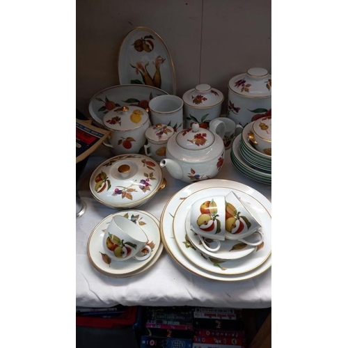 817 - A large quantity of Royal Worcester Evesham dinner service