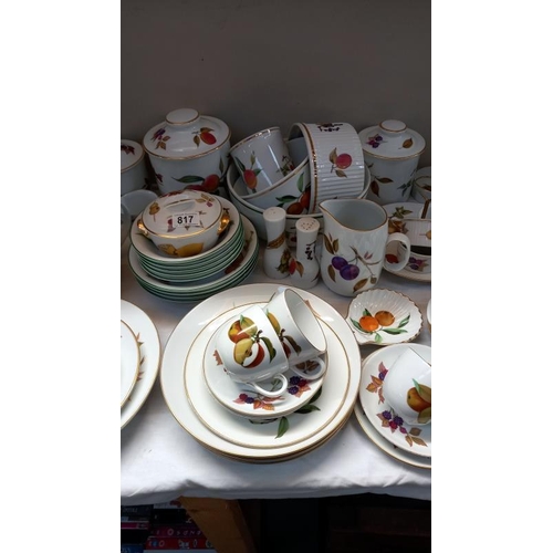 817 - A large quantity of Royal Worcester Evesham dinner service